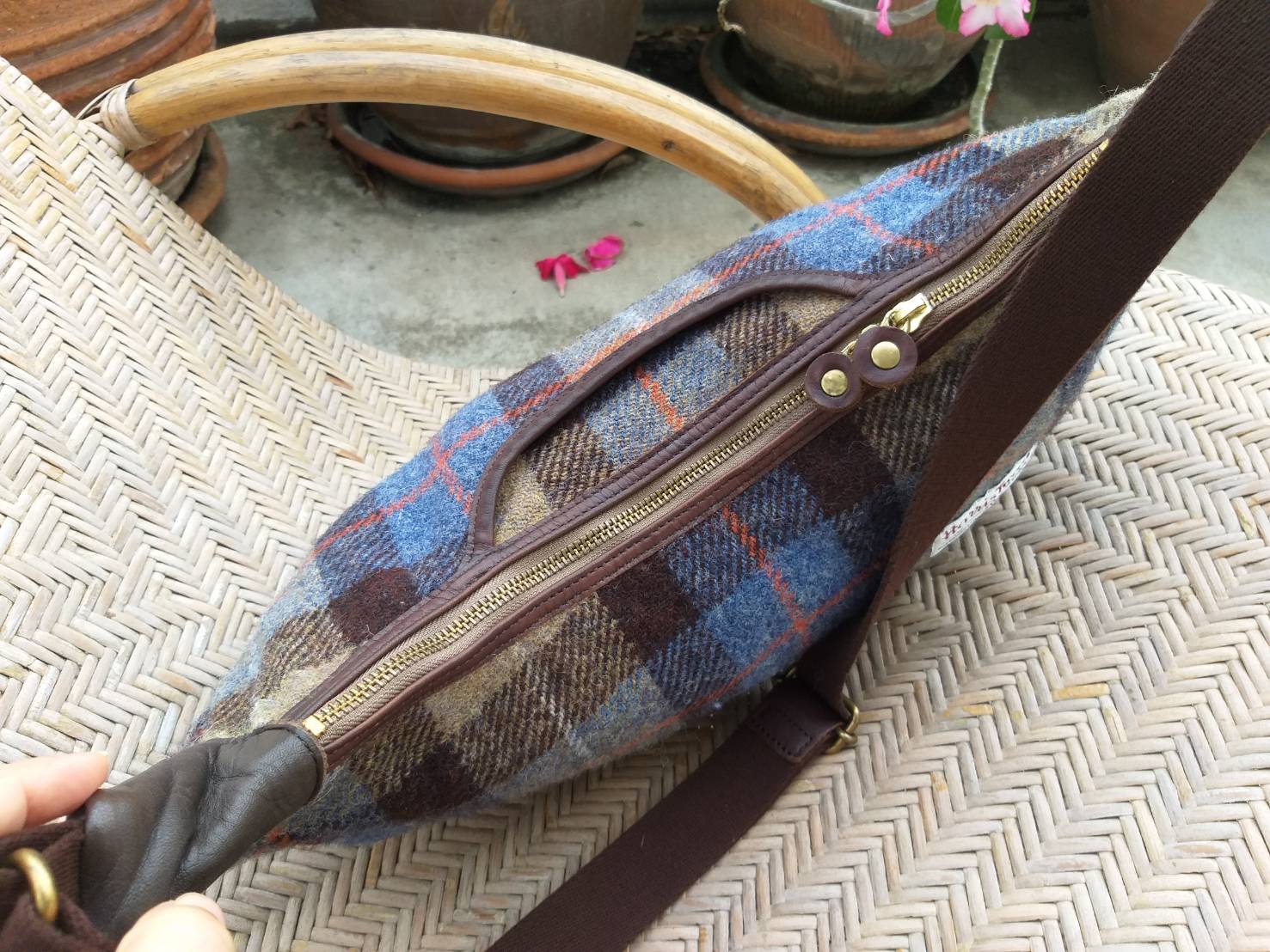 กระเป๋าสะพายผ้าขนสัตว์ HARRIS TWEED (ของใหม่)