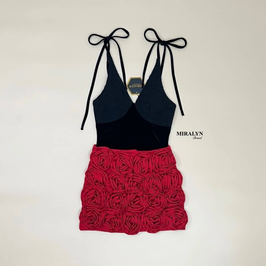 Set 2 ชิ้น เสื้อสายเดี่ยวผูกบ่าสีดอกแต่ง มาคู่กับกระโปรงสุดจี้ดสีแดงแต่งดอกไม้ดอกแน่นๆ ทั้งชุดงานมีซับและซับในกางเกง ใส่สบาย : สินค้าคุณภาพ (พร้อมส่ง)