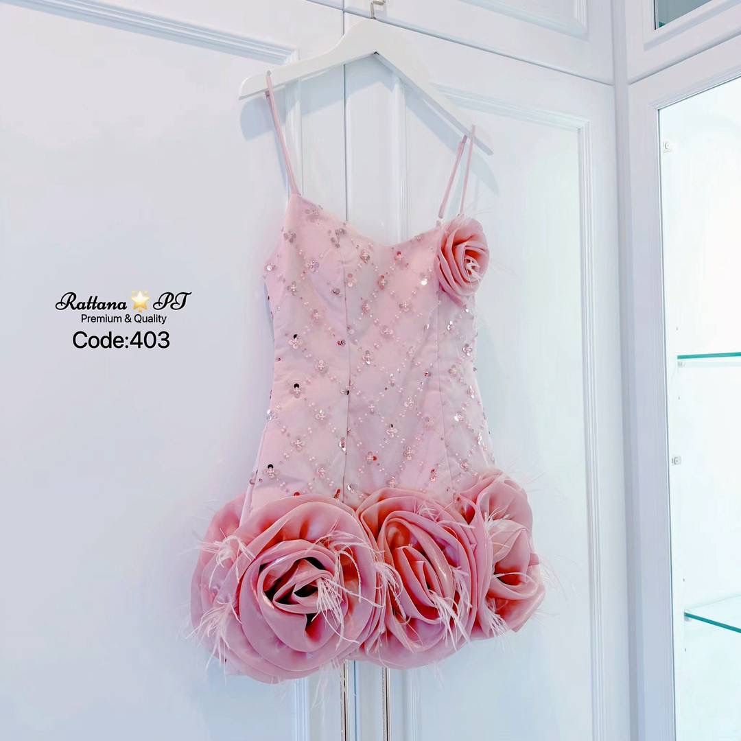 มินิเดรส สุดหรูหรา ดูแพง สุดปังมาก หน้าอกมีฟองน้ำชุดมีซับใน ด้านหลังมีซิบด้านหลัง มีอะไหล่ดอกไม้เป็นเข็มกลัดติดที่หน้าอก ใส่สบาย : สินค้าคุณภาพ (พร้อมส่ง)