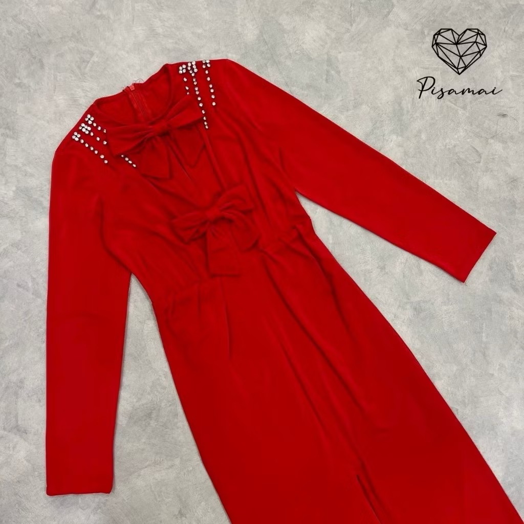 เดรสสีแดงแขนยาวแต่งโบว์ช่วงหน้าอก ทรงผ่าหน้าทรงเข้ารูปทรงยาว สวย หรู ใส่สบาย : สินค้าคุณภาพ (พร้อมส่ง)