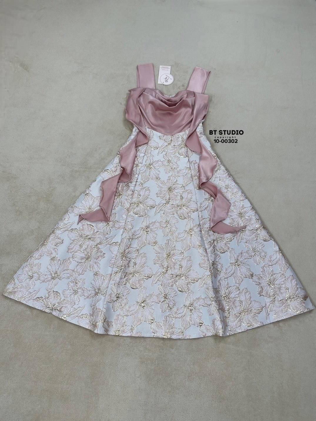 เดรสยาวสายเดี่ยวดีเทลแต่งระบายช่วงอกตรงกลางถ่วงด้านข้างแต่งระบายชายห้อย งานเนื้อผ้าซาตินตัดด้วยผ้าทอลายงานสวยเนื้อผ้าดีมีซับใน คัตติ๊งสวยมาก ใส่สบาย : สินค้าคุณภาพ (พร้อมส่ง)