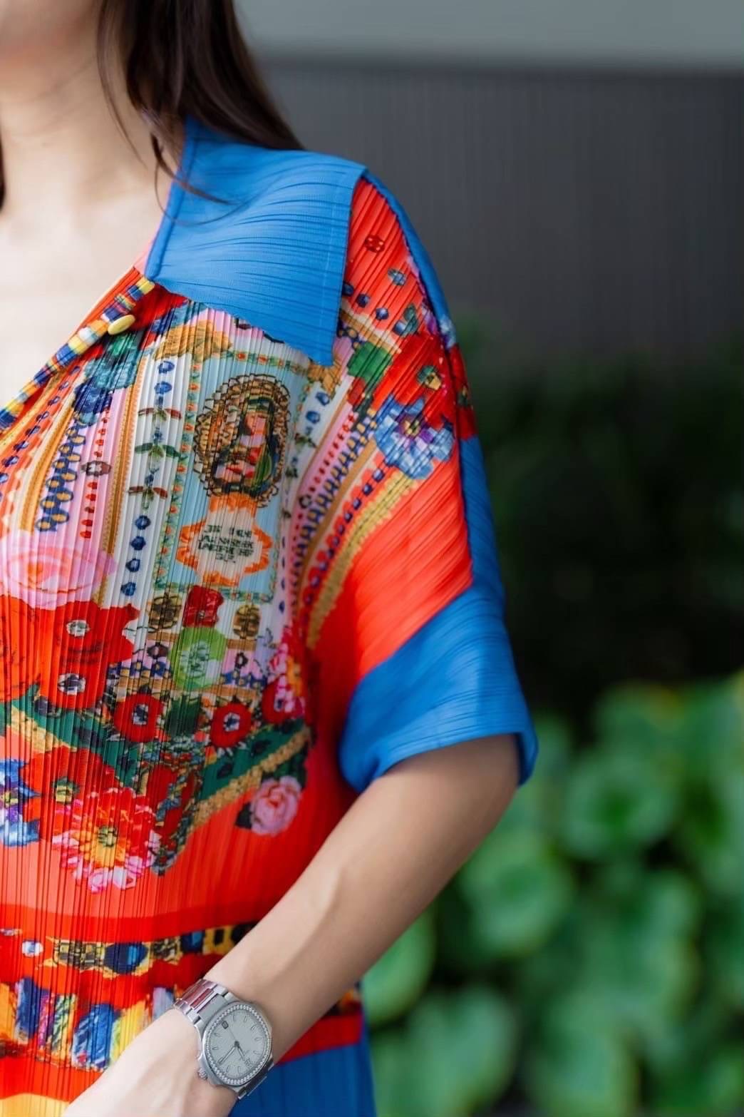 เดรสพลีทตัวยาวคอปกใหญ่ ทรงไหล่ล้ำ พับแขนเบิ้ล เกร๋กรู๊ดดด งานอัดพลีท 100% พลีท AA Premium 🎡🎢 ลายกราฟฟิค ใส่สบาย : สินค้าคุณภาพ (พร้อมส่ง)