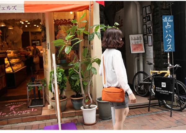 DINIWELL กระเป๋าสะพายข้าง ขนาดกลาง พาดลำตัว กันน้ำ ช่องเยอะ คุณภาพดี สายสะพายเงาสวย มี 5 สีให้เลือก