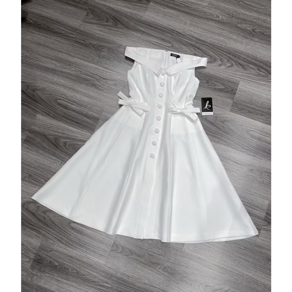 เดรสกระโปรงคอปกพับ ปาดไหล่ดีไซน์เก๋ ทรงพอดีตัวใส่กำลังสวย แต่งกระดุมปั๊มสีเดียวกันกับชุด ช่วงเอวด้านข้างแต่งกระเป๋าผูกโบว์สุดคิ้วท์ ใส่สบาย : สินค้าคุณภาพ (พร้อมส่ง)