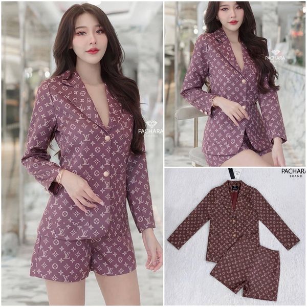 เซ็ต 2 ชิ้น เสื้อสูทแขนยาวสีน้ำตาลเข้ม พิมพ์ลายแบรนด์ดังทั้งชุด แมทช์คู่กับกางเกงขาสั้นเอวสูง ซับในอัดกาวอย่างดี สินค้าคุณภาพ (พร้อมส่ง)