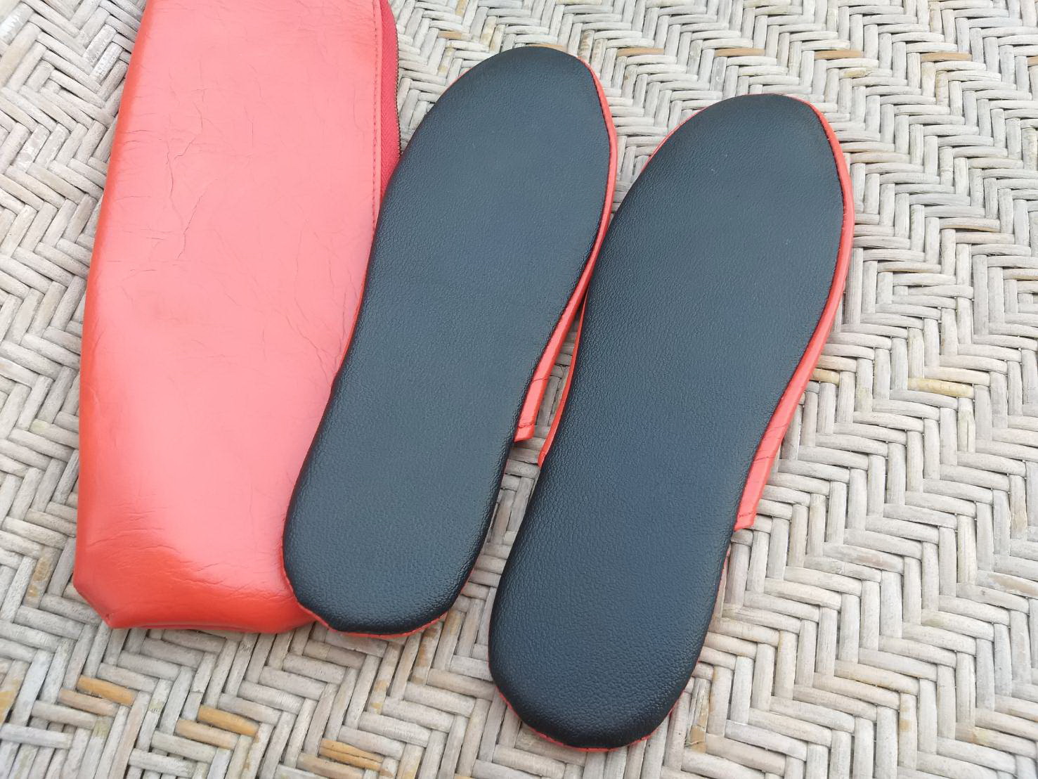 รองเท้าใส่เดินในบ้าน พร้อมซองหนังอย่างดี