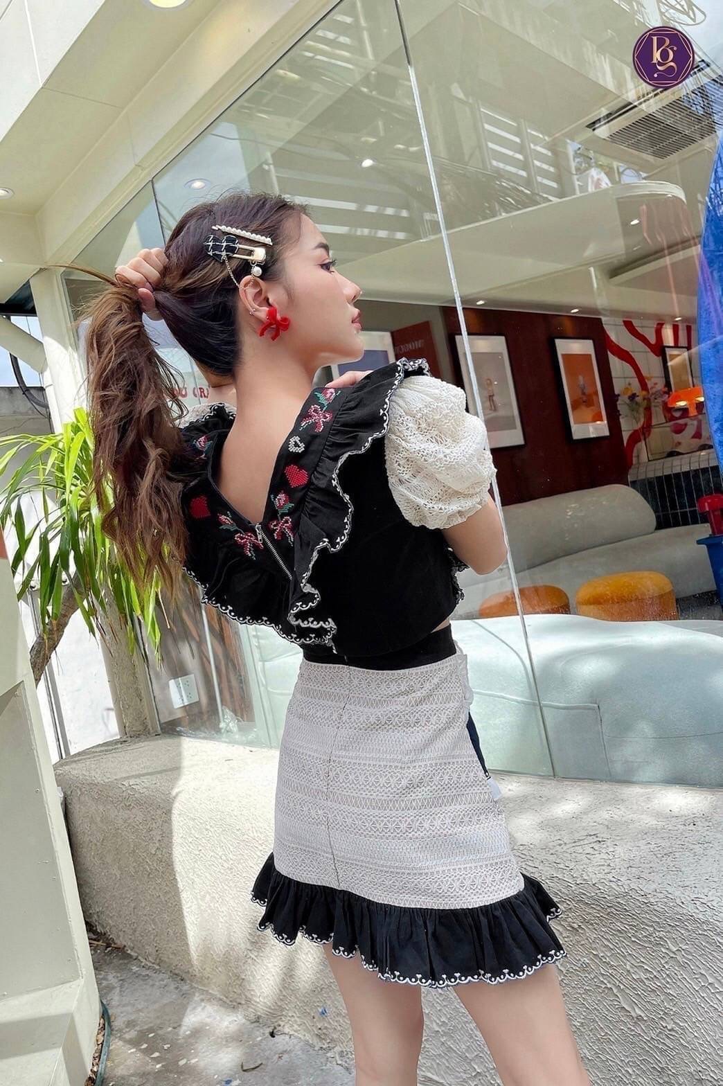 เซ็ต 2 ชิ้นเสื้องานปัก + กระโปรงลูกไม้พรีเมียม โทนดำครีมดูเรียบหรูดูแพงมาก สินค้าคุณภาพ (พร้อมส่ง)