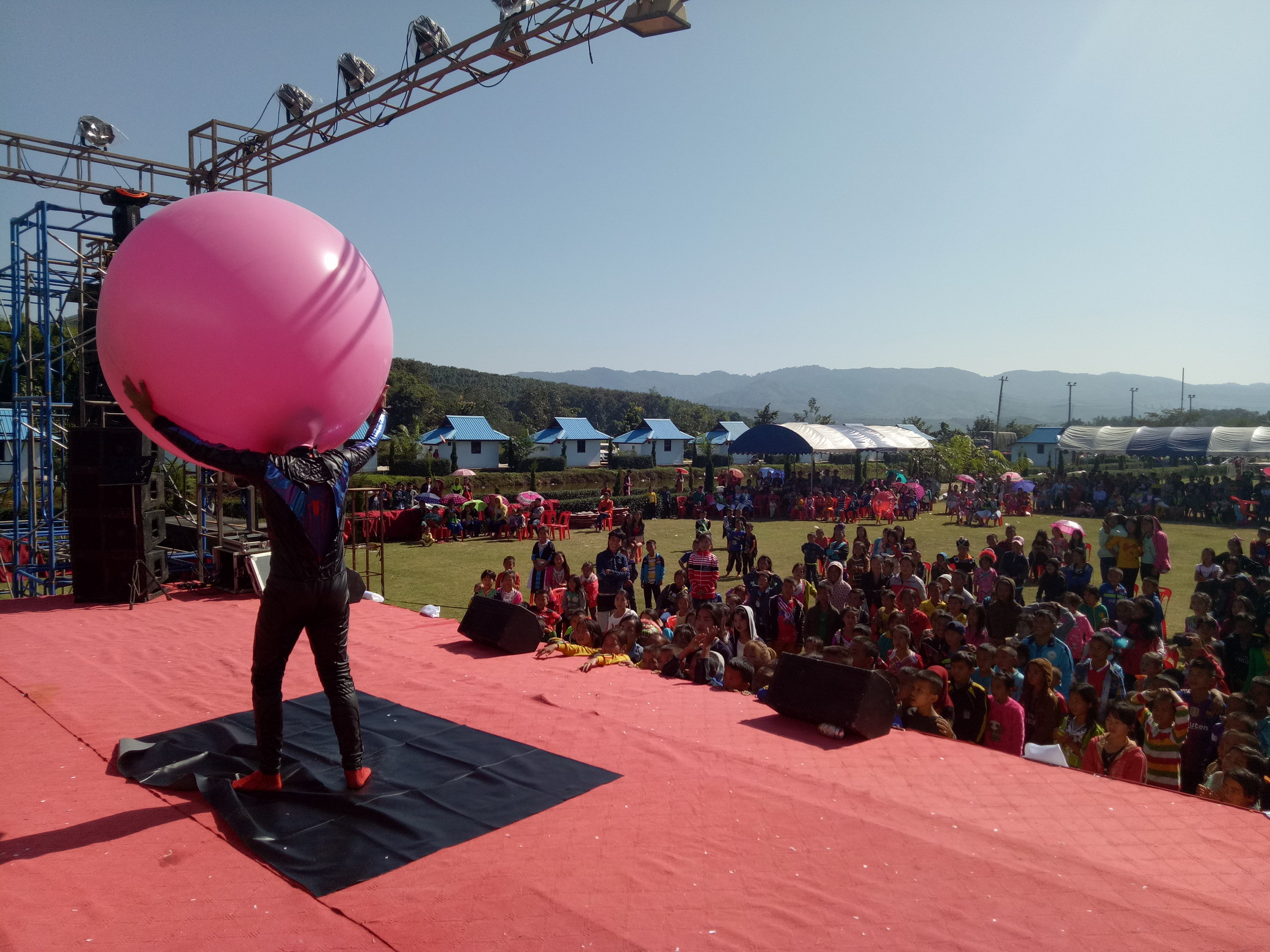 Balloon Man บอลลูนแมน มายากล การแสดง โชว์ งานฉลองปีใหม่ 2018 สปป.ลาว 21/12/2560