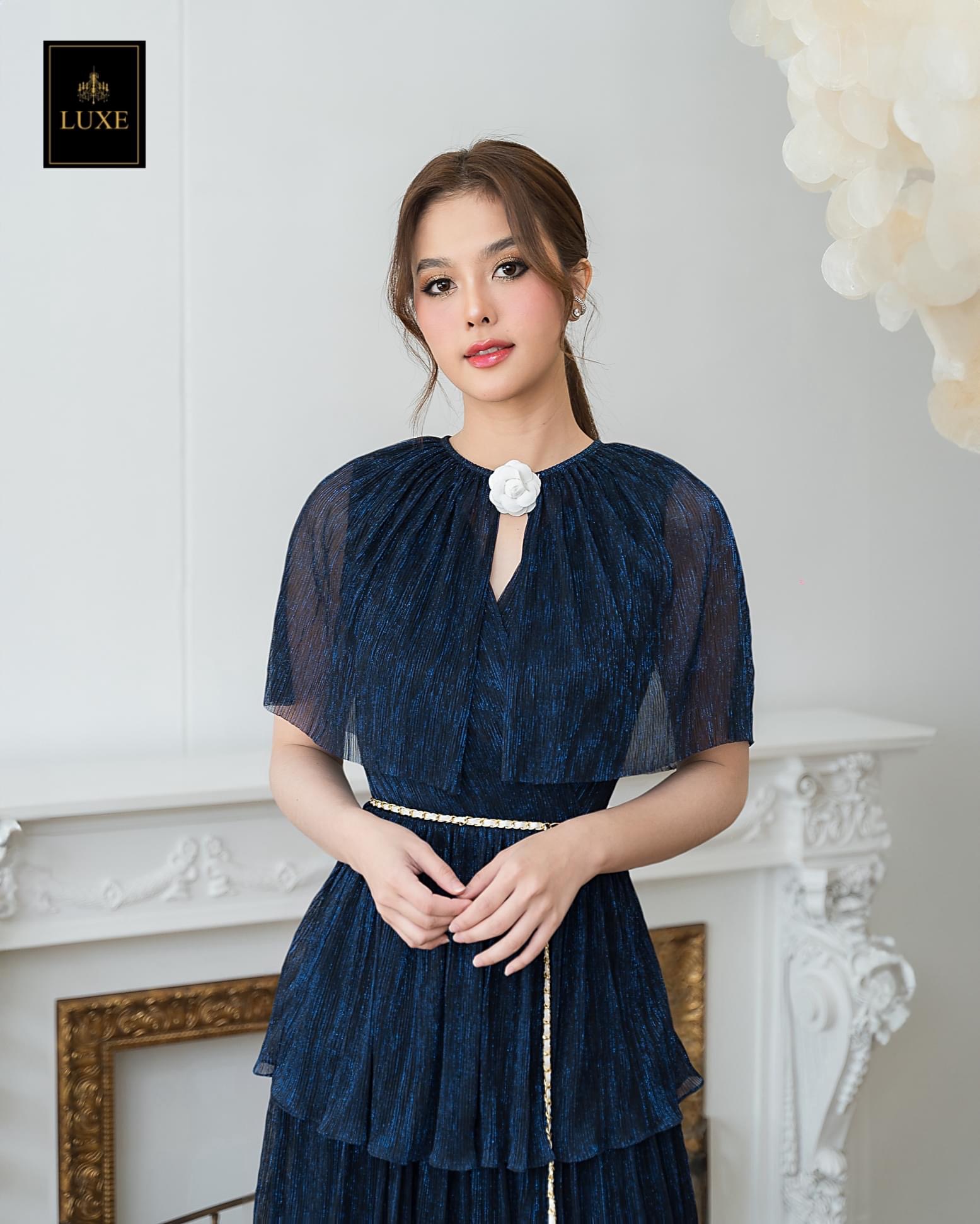 แม็กซี่เดรสคอวีป้ายแขนกุด มาพร้อม เสื้อคลุมติดกระดุมเปิดได้ กระโปรงบานจีบรูด ระบาย4ชั้น มาพร้อมโบว์สำหรับผูกเอว ทำจาก ผ้าราเม่ผสมดิ้นเมทัลลิค เนื้อนุ่มยืดหยุ่น มีซิป ซ่อนและซับในเต็มตัว ใส่สบาย : สินค้าคุณภาพ (พร้อมส่ง)