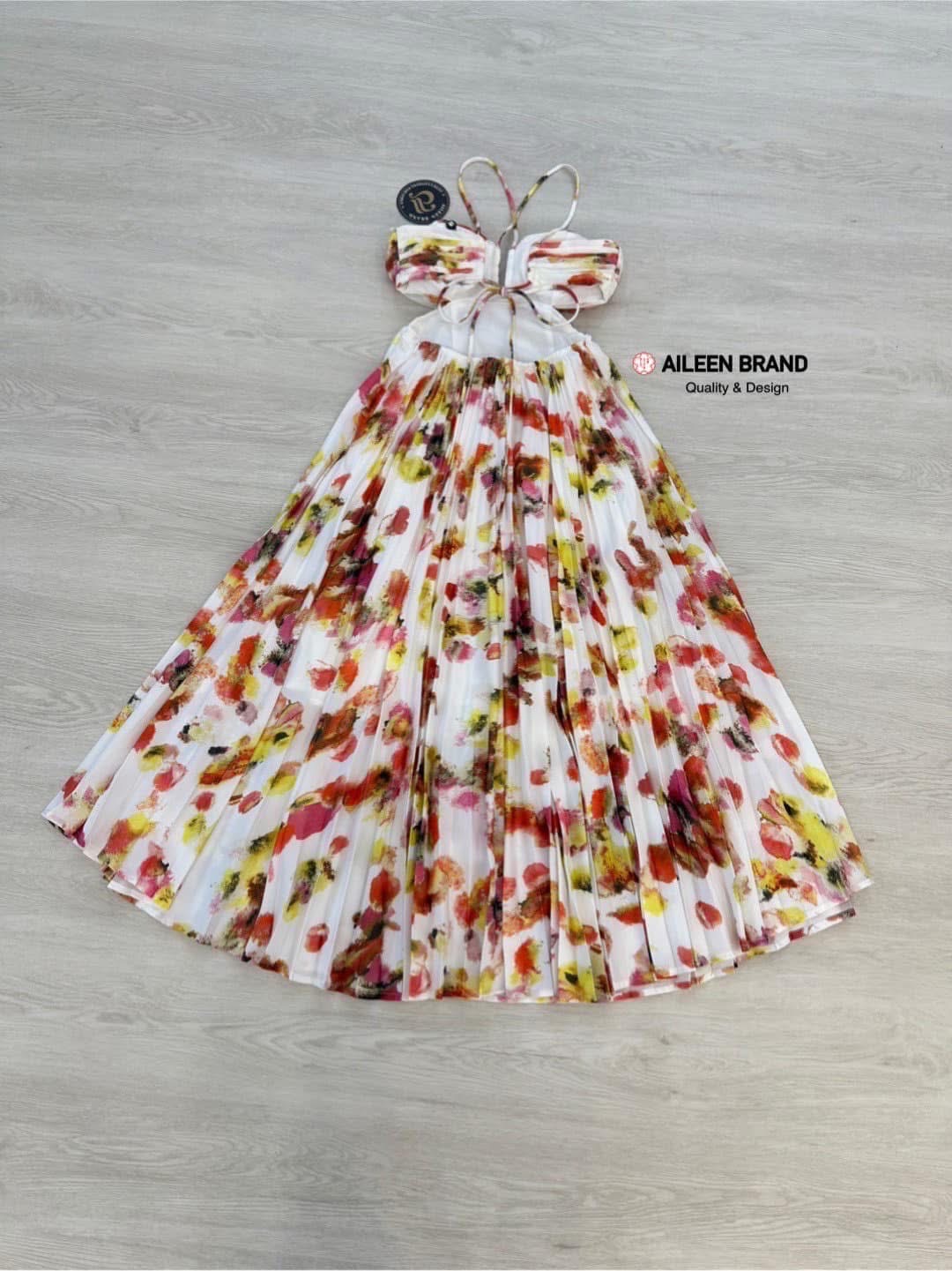 Maxi เดรสเกาะอก ดีไซน์แต่งสายไขว่หน้า ยาวถึงหลัง ผูกหลัง เพิ่มความเซ็กซี่ด้วยกานแต่งเว้า ช่วงอก เอวและหลัง ช่วงเอวด้านหลังแต่งจั้มสม๊อค ซิปข้าง ใส่สบาย : สินค้าคุณภาพ (พร้อมส่ง)