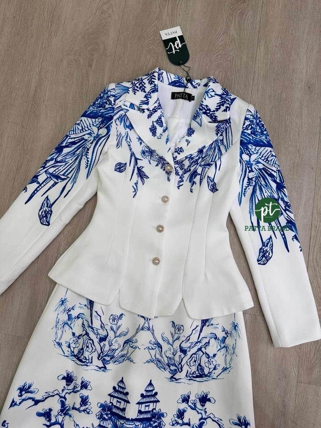 Set 2 ชิ้น สีขาว เสื้อคอปกแขนยาว แต่งกระดุมมึกด้านหน้าใช้งานได้จริง ชายเสื้อตัด ขอบโค้ง มาพร้อมกับ กระโปรงยาวสีขาวพิมพ์ ใส่สบาย สินค้าคุณภาพ (พร้อมส่ง)