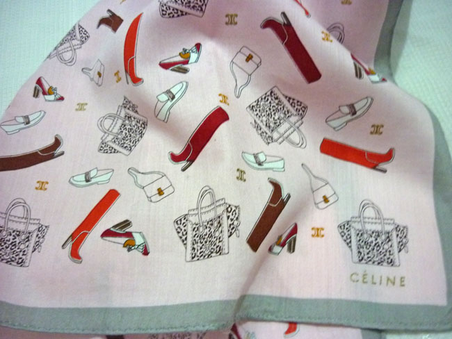 ผ้าเช็ดหน้าแบรนด์เนม CELINE ผ้าดีมาก ผืนใหญ่ น่ารักค่ะ