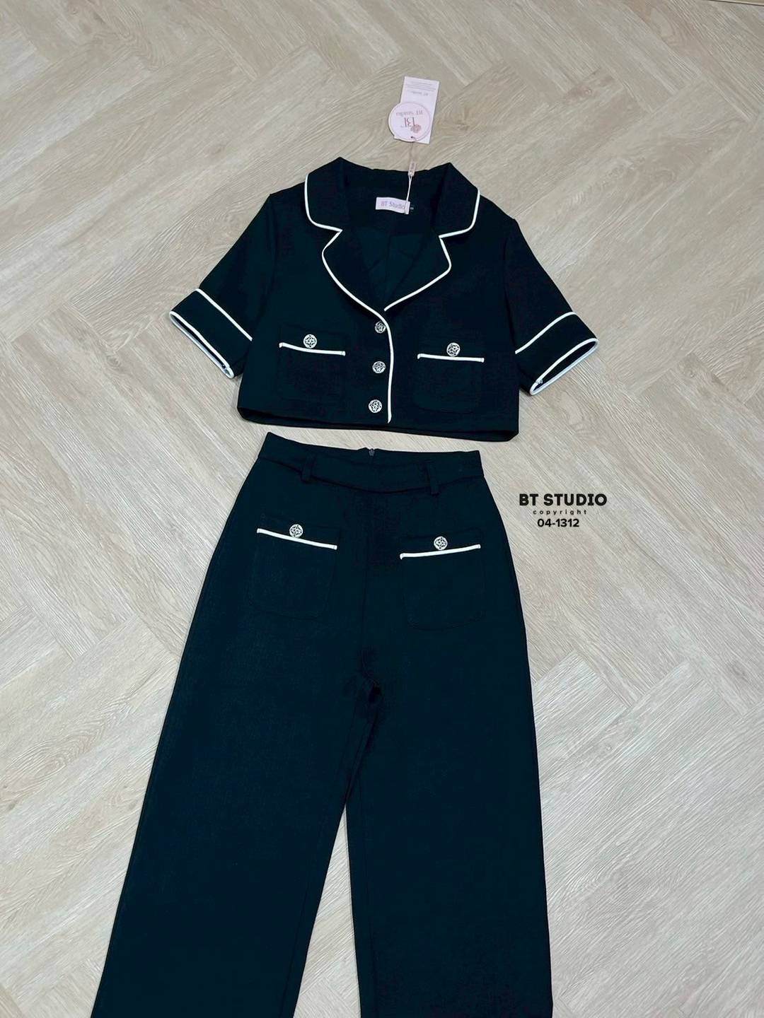 เซท 2 ชิ้น เสื้อเบเซอร์แขนสั้นคอปกกระดุมหน้า กระเป๋าใช้งานได้จริง แต่งแทบกุ้นติดกระดุมบนกระเป๋า มาพร้อมกางเกงขายาวกระเป๋าหน้าใช้งานได้จริง ใส่สบาย : สินค้าคุณภาพ (พร้อมส่ง)
