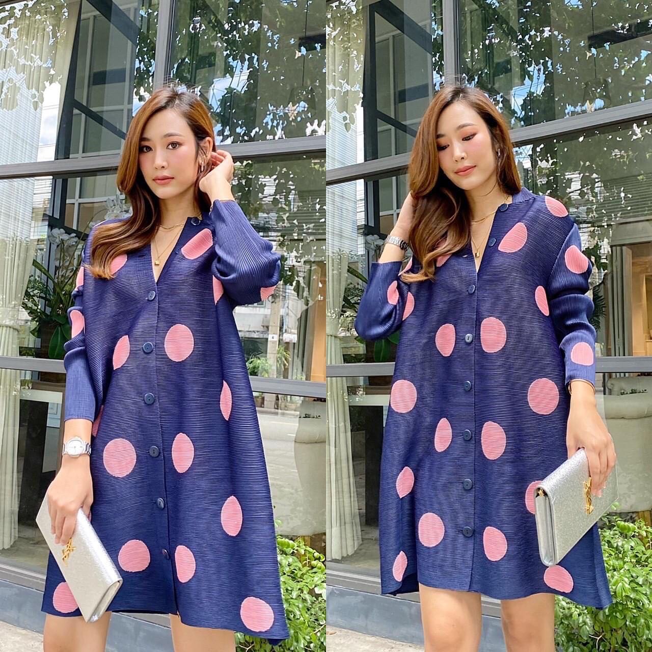 มินิเดรสอัดพลีท ทรงปล่อย คอปกเล็ก 😙😘 แพตเทิร์นเรียบๆ แต่คลาสสิค หยิบมาใส่ได้ตลอด . สินค้าคุณภาพ (พร้อมส่ง)