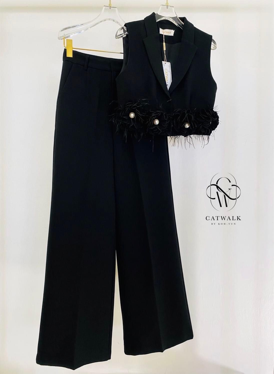 เซตครอปสูทแต่งดอกไม้ขนนกประดับมุก +กางเกงขายาว เอวสูง ทรงสวย เนื้อผ้าเกรดเอ ใส่สบาย สินค้าคุณภาพ (พร้อมส่ง)