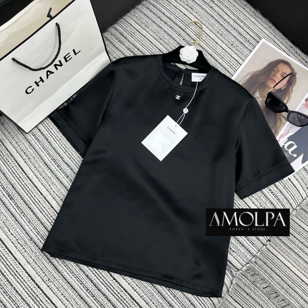 SET CC PAJAMAS SILK 2024SS ส๊วยยม๊ากกก ตัวเสื้อเป็นเสื้อแชนสั้น ติด LOGO มาพร้อมกางเกงสุดแสนน่ารักเข้ากันได้ดี๊ . สินค้าคุณภาพ (พร้อมส่ง)