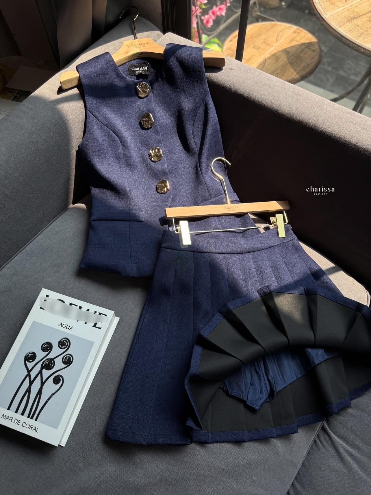 เซ็ทกระโปรงพลีทสั้นมาพร้อมกับเสื้อแขนกุดแต่งกระดุมทองเม็ดใหญ่หรูมาก ใส่สบาย : สินค้าคุณภาพ (พร้อมส่ง) สำเนา