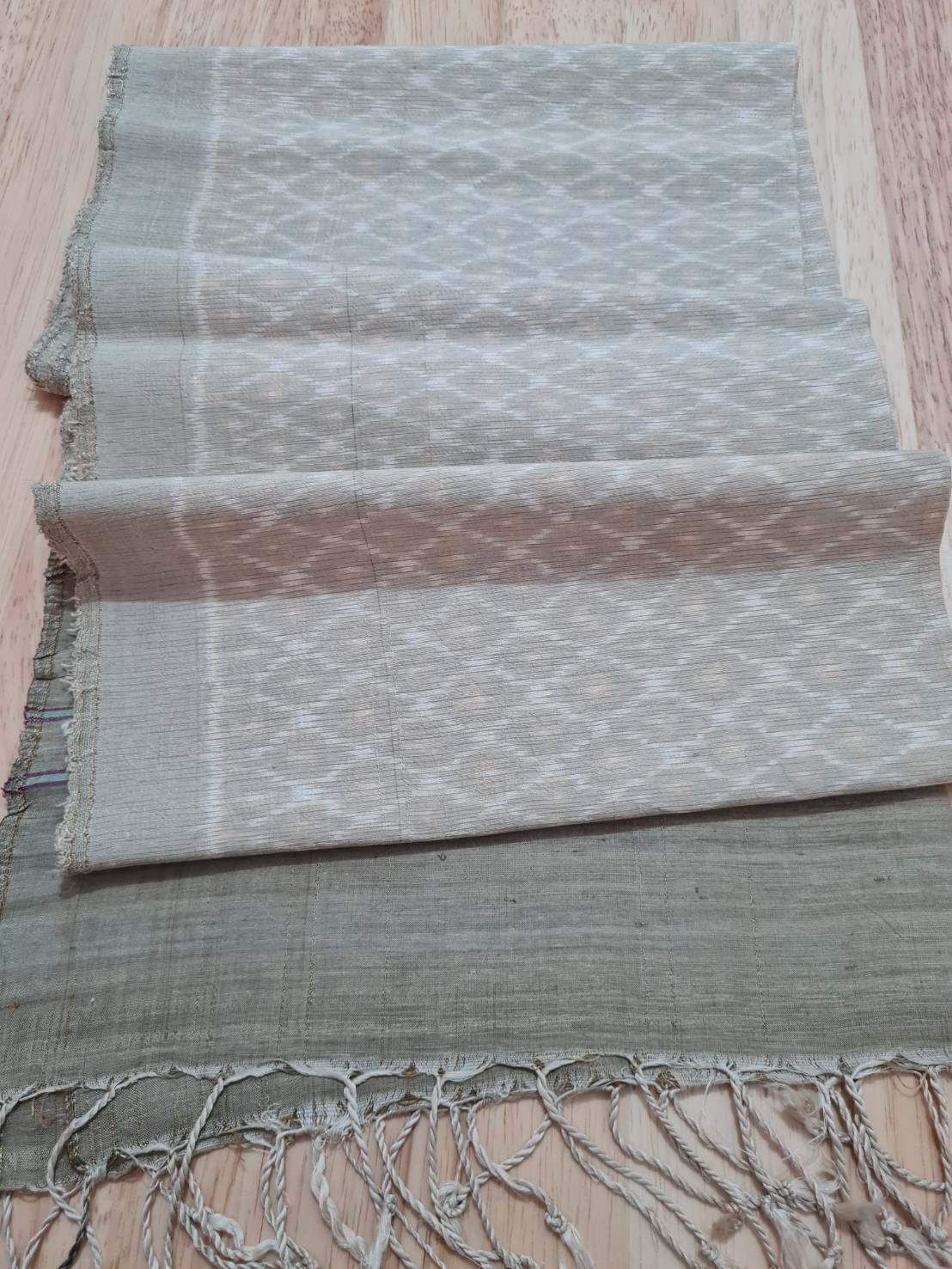 ผ้าพันคอ ผ้าคลุมไหล่ ผ้า silk สวยมาก (ของใหม่)