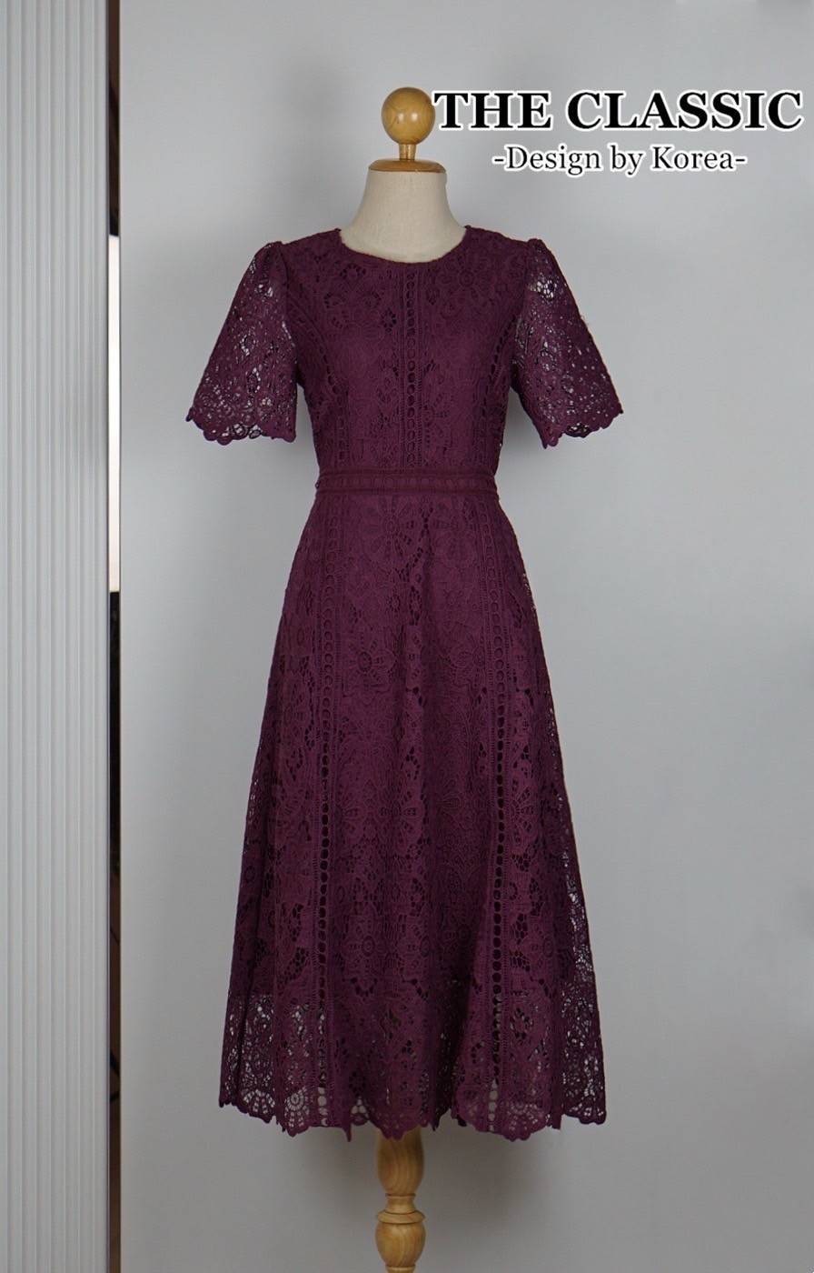 เดรสยาวลูกไม้ คอกลมใช้ผ้าลูกไม้เนื้อหนาอย่างดี ขึ้นลวดลายดอกไม้ ลายชัด ผ้าแน่นสวย ตัดต่อเพิ่มดีเทลแต่งด้วยลูกไม้ทรงกลมหลายจุด ใส่สบาย : สินค้าคุณภาพ (พร้อมส่ง)