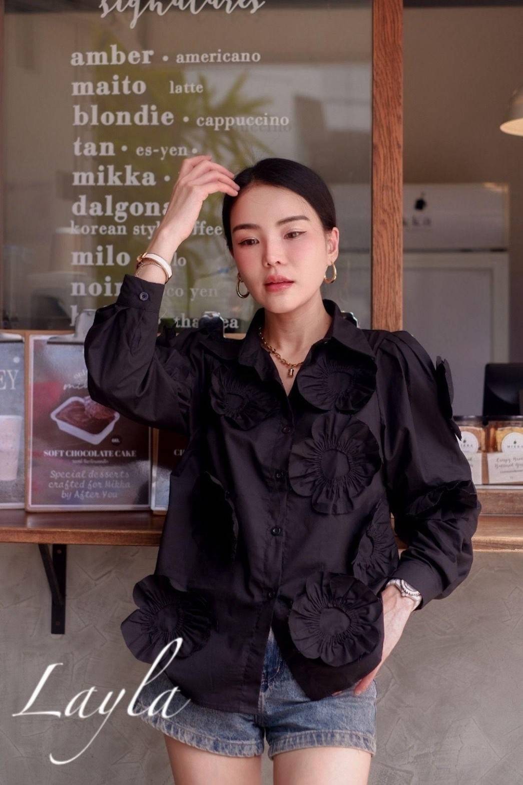 เสื้อเชิ้ตทรงสวยแต่งดอกไม้ 3d งานสวย แบบตะโกน ทรงโอเว่อไซส์นิดๆ ดีเทลสวย งานเย็บอย่างดี : สินค้าคุณภาพ (พร้อมส่ง)