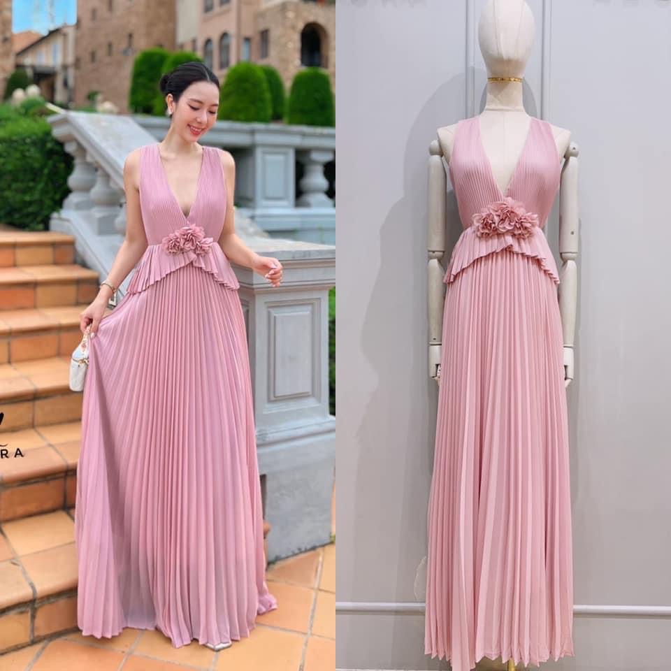 แม๊คซี่เดรสดีไซน์คอวี ตกแต่งอะไหล่ดอกไม้ผ้าด้านหน้า ตัวเดรสใช้เนื้อผ้าชิฟฟอนเกรดพรีเมี่ยมทั้งตัว อัดพลีททั้งตัว ดีไซน์กระโปรงยาว ใส่สบาย : สินค้าคุณภาพ (พร้อมส่ง)