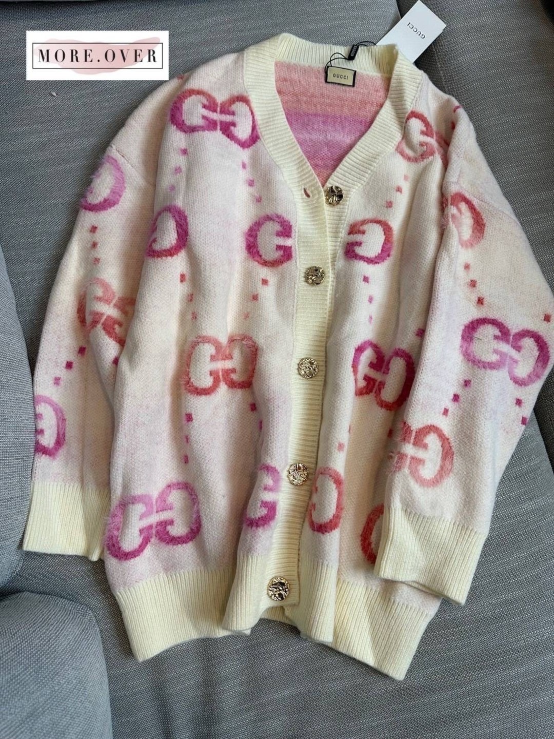 เสื้อคลุมไหมพรมตัวยาวลายสีขาวลายโลโก้ แบรนด์สีชมพูทั้งตัว GG ใส่สบาย : สินค้าคุณภาพ (พร้อมส่ง)