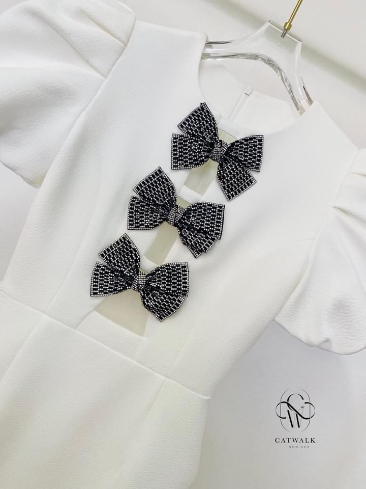 เดรสแขนพองแต่งโบว์เพชรอก เนื้อผ้าเกรดเอ ตัวชุดเป็นทรงเข้ารูป กระโปรงเป็นทรงA สินค้าคุณภาพ (พร้อมส่ง)