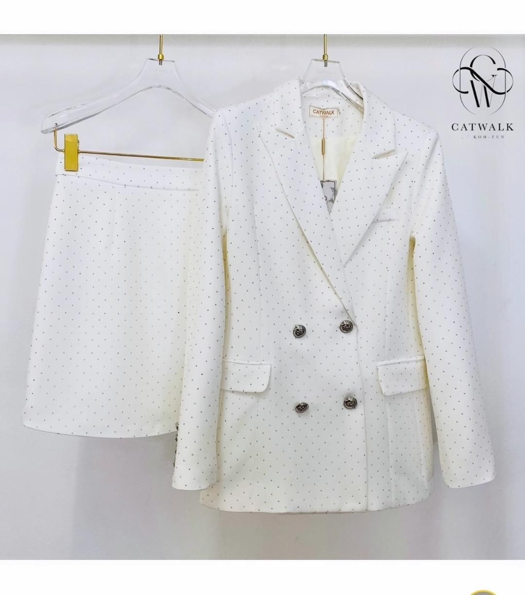 เซตัวสูท แต่งเพชร+กระโปรง เนื้อผ้าเกรดเอ เนื้อผ้ามีเพชร เม็ดเล็กทั้งตัว ใส่สบาย สินค้าคุณภาพ (พร้อมส่ง)