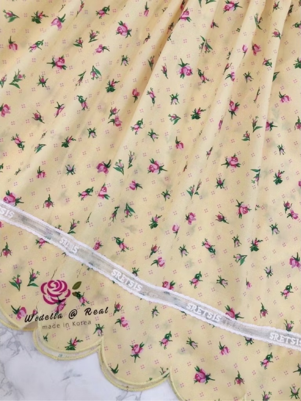 Dress เดรสสั้นตัวสวยทรงดี รุ่นนี้น่ารักมากแม่ เนื้อผ้า cotton อย่างดีใส่สบายสีสันน่ารักสดใส ช่วงอกดึงสม๊อคย่นเก๋ พร้อมปักแต่งลวดลายน่ารักใส่สบาย : สินค้าคุณภาพ (พร้อมส่ง)