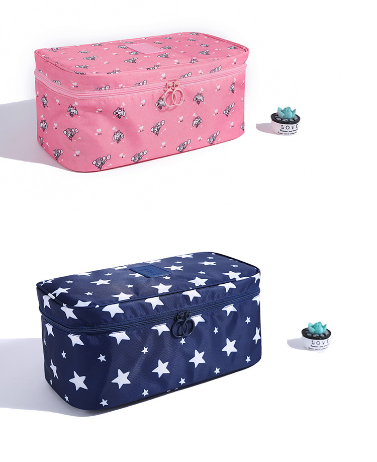 กระเป๋าใส่ชุดชั้นใน กางเกงชั้นใน มีกระเป๋าแยกเก็บ ผลิตจากโพลีเอสเตอร์กันน้ำ มีให้เลือก 9 ลาย