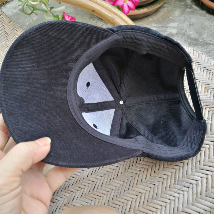 หมวกแก๊ปผ้าลูกฟูกสีดำ (ของใหม่)