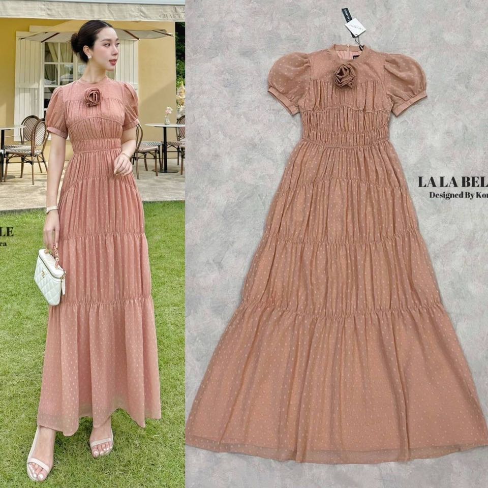 เดรสลูกไม้คอกลมแขนยาวซีทูปลายแขนระบายอกเอวเข้ารูปกระโปรงทรงเอยาวมีซับในสีเนื้อถึงปลายกระโปรงตัดเย็บด้วยผ้าลูกไม้ลายดอกไม้แน่นแน่นเนื้อผ้าดีมีน้ำหนักลูกไม้ทอแน่นๆ ใส่สบาย : สินค้าคุณภาพ (พร้อมส่ง)