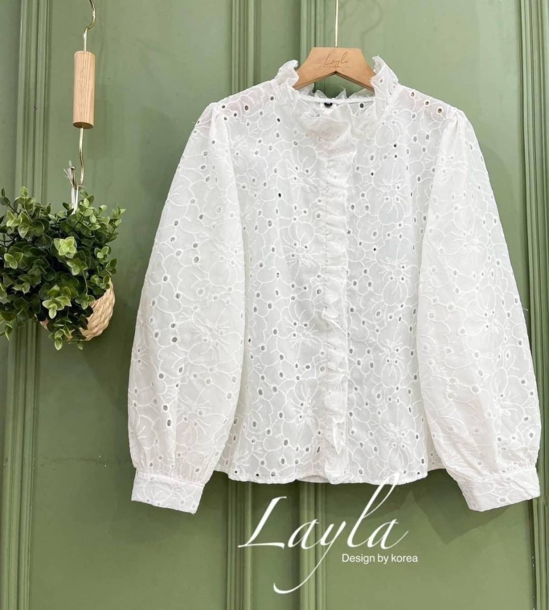 เสื้อปักฉลุลายดอกไม้ แบรนด์ sezane แบรนด์ที่กำลังมาแรงจากParis ทรงเชิ้ตคอระบายต่อยาวถึงแถบกระดุม ใส่สบาย : สินค้าคุณภาพ (พร้อมส่ง)