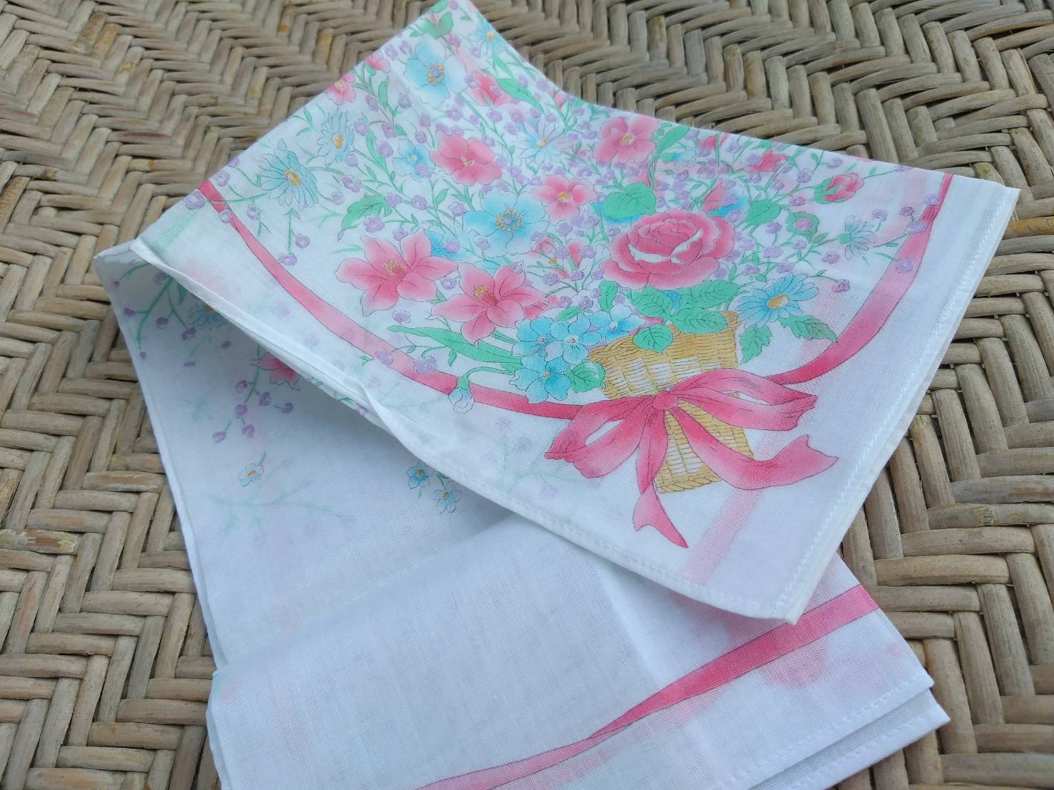 ผ้าเช็ดหน้าลายดอกไม้ในแจกันหวาย
