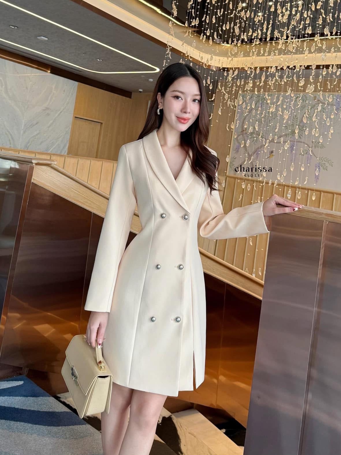 เดรสสูทอีกรุ่นที่แนะนำมาก ใส่ออกมาสวยเรียบหรูมากค่ะ เนื้อผ้าดี มีซับในทั้งชุด ใส่สบาย : สินค้าคุณภาพ (พร้อมส่ง)