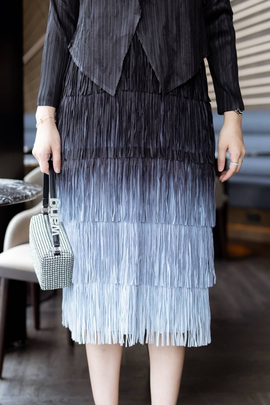 ชุดเซต เดรส+เสื้อคลุมผ้าอัดพลีท Premium มาพร้อมลายผ้าผสมด้วยสีทองเมทัลลิค งานแต่งดีเทลด้วยพู่เป็นชั้นๆ ใส่สบาย สินค้าคุณภาพ (พร้อมส่ง)