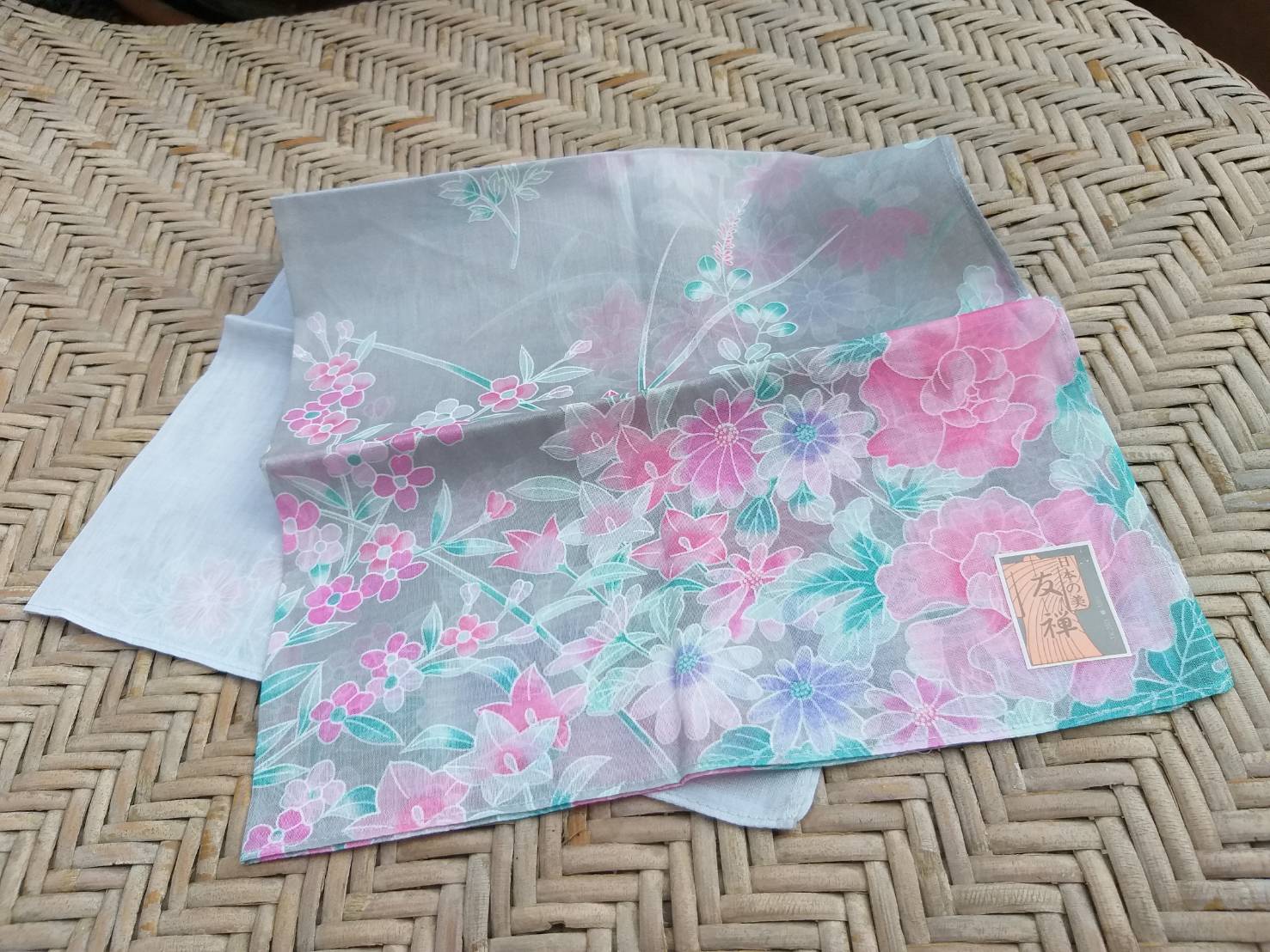 ผ้าเช็ดหน้าลายดอกไม้ สวยหวาน