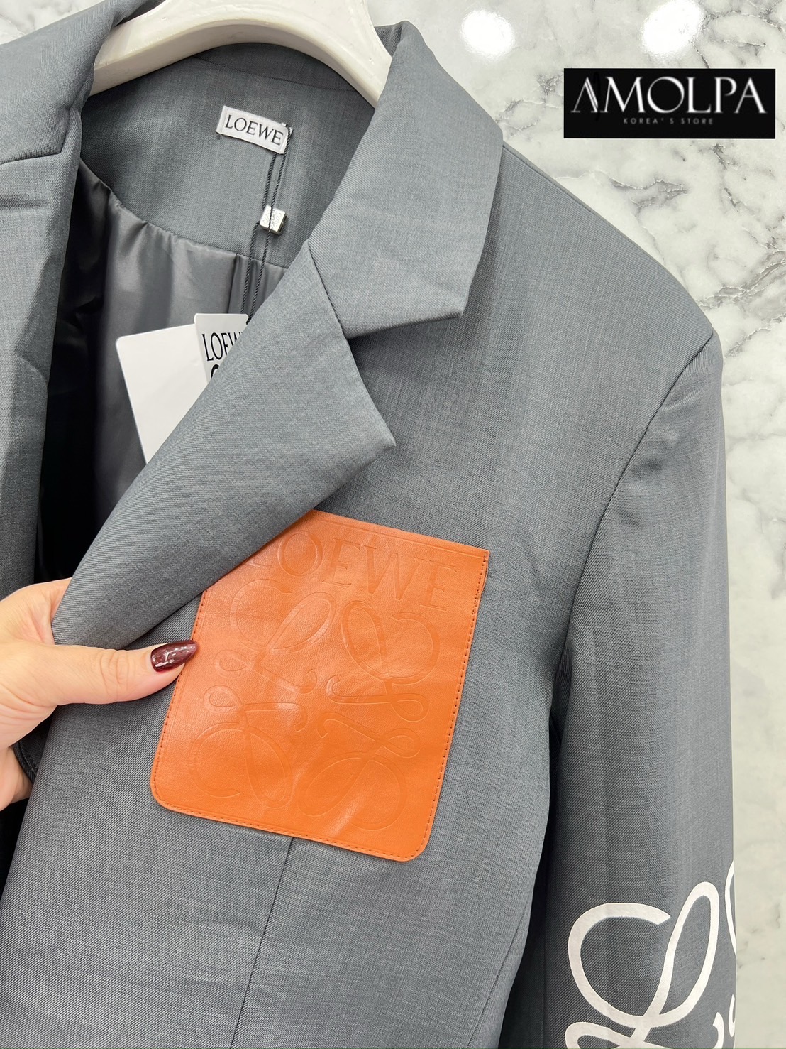 BLAZER LOEWE 2024SS งาน hiend งานสูท ดูหรูดูแพงงงง จับเนื้อผ้าดีสุดๆ พรีเมียมเกินบรรยาย ใส่สบาย : สินค้าคุณภาพ (พร้อมส่ง)