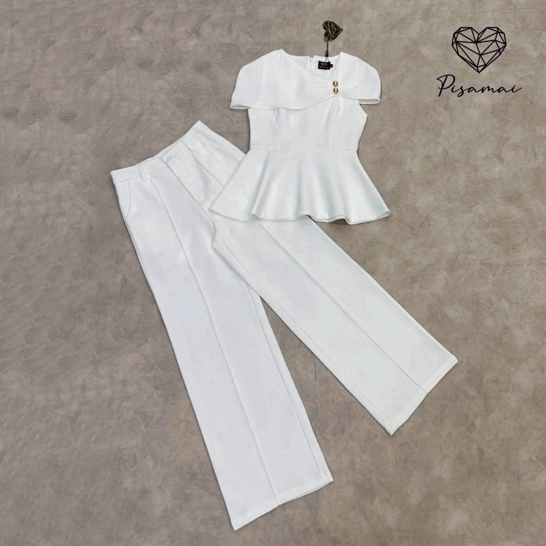เซ็ตเสื้อสีขาวทรงค้างคาวแต่งอะไหล่ทองช่วงอก มาคู่กับกางเกงขายาวทรงกระบอกตีเกล็ดหน้า ใส่สบาย : สินค้าคุณภาพ (พร้อมส่ง)