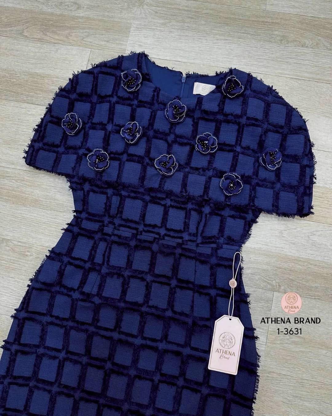 เดรสดีไซน์ทรงคลุมไหล่แต่งอะไหล่ดอกไม้3Dสวยหรูหราโดดเด่น เนื้อผ้าดี๊ดีมีTexture งานมีซับใน ใส่สบาย : สินค้าคุณภาพ (พร้อมส่ง)