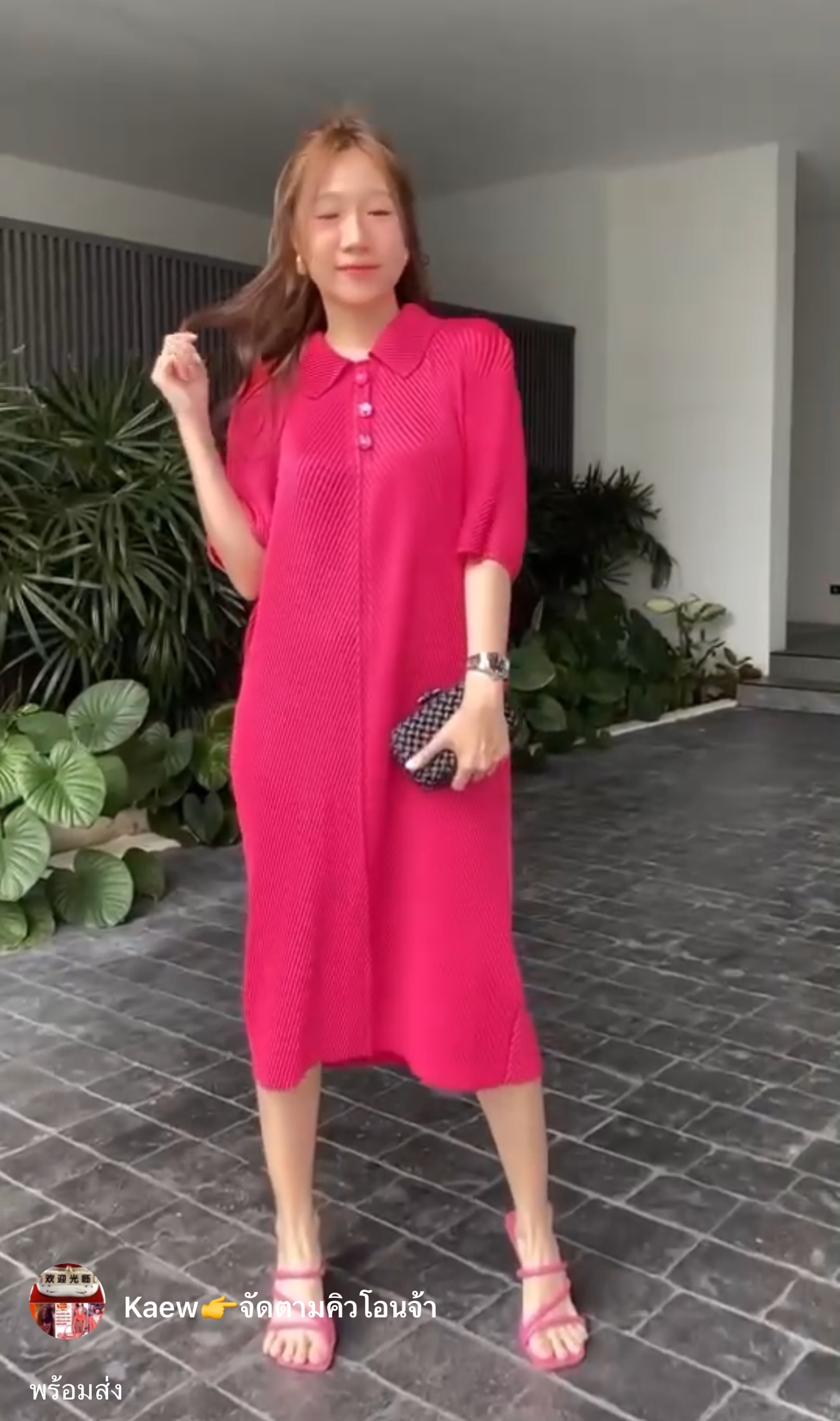 เดรสพลีท คอปก ทรงแขน 4 ส่วน แต่งกระดุมสีทองช่วงคอปก เพิ่มความ แกรม ⚜️⚜️ความยาวกำลังดี อัดพลีทลายเกลียวเชือก 🥨 ใส่สบาย : สินค้าคุณภาพ (พร้อมส่ง)