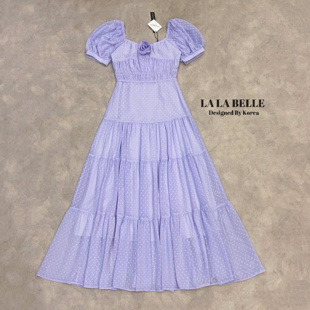 แม็กซี่เดรสตัวโปรด ทรงคอเหลี่ยมแขนตุ๊กตาแต่งดอกกุหลาบช่วงอกเย็บจับจีบช่วงตัวชุดเอวเข้ารูปเข้าทรงกระโปรงยาวเย็บจีบแน่นๆ3ชั้นมีซับในยาวตัวชุด ใส่สบาย : สินค้าคุณภาพ (พร้อมส่ง)