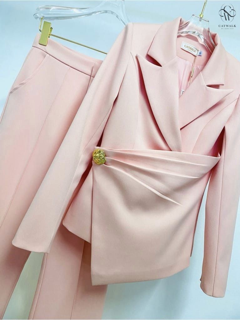 เซตสูทป้ายหน้า +กางเกงทรงขาม้า เนื้อผ้าเกรดเอ ผ้าสวยใส่สบาย ตัวสูทเป็นทรงเข้ารูป ใส่สบาย สินค้าคุณภาพ (พร้อมส่ง)