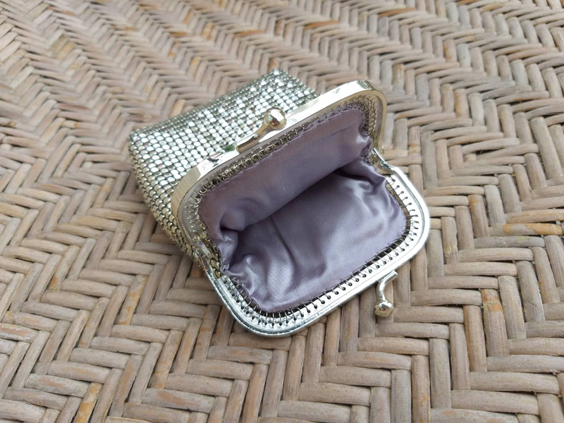 กระเป๋าใส่เหรียญ เกล็ดโลหะ สวยสุดอีกใบค่ะ