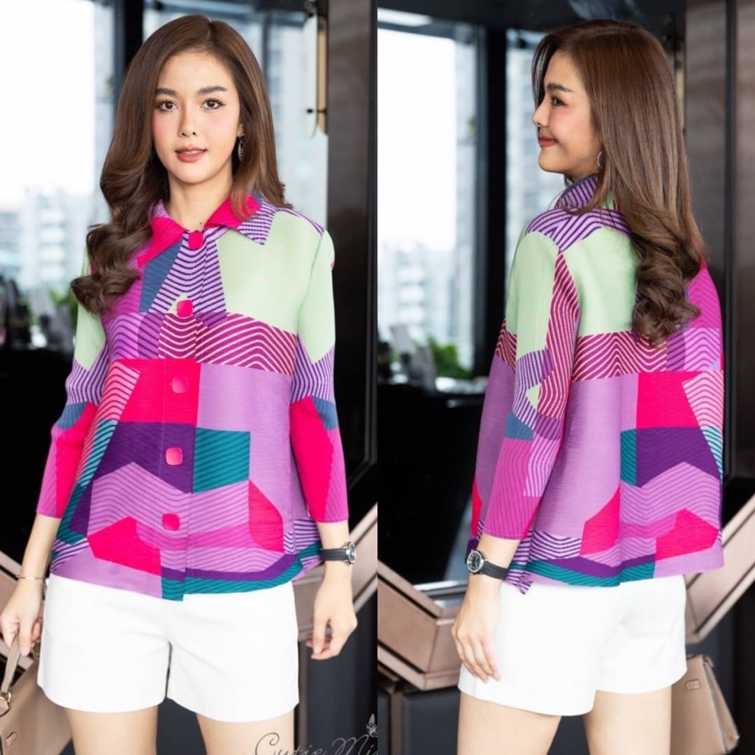 เสื้ออัดพลีทลวดลายกราฟฟิคผสมผสาน สีสันทำออกมาได้อย่างลงตัว แต่งด้วย กระดุมสีเหลี่ยมสีเข้ากับชุด ใส่สบาย : สินค้าคุณภาพ (พร้อมส่ง)