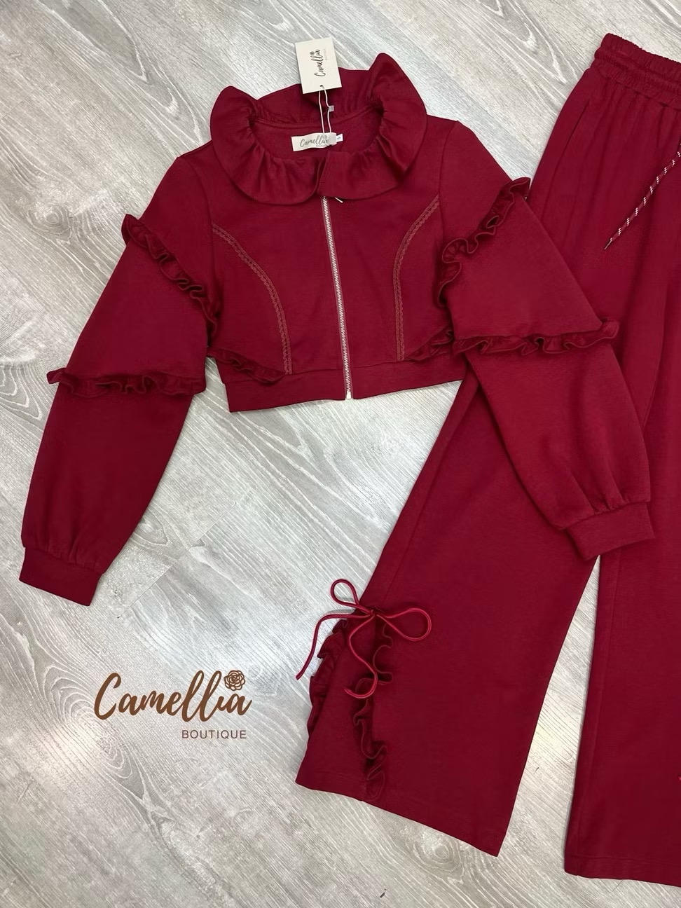 ชุดวอมผ้ายืดเนื้อนิ่ม เสื้อคอระบายๆ แขนยา ว แต่งระบาย มาพร้อมกางเกงขายาวปลายขา ผูกโบ ใส่สบาย : สินค้าคุณภาพ (พร้อมส่ง)