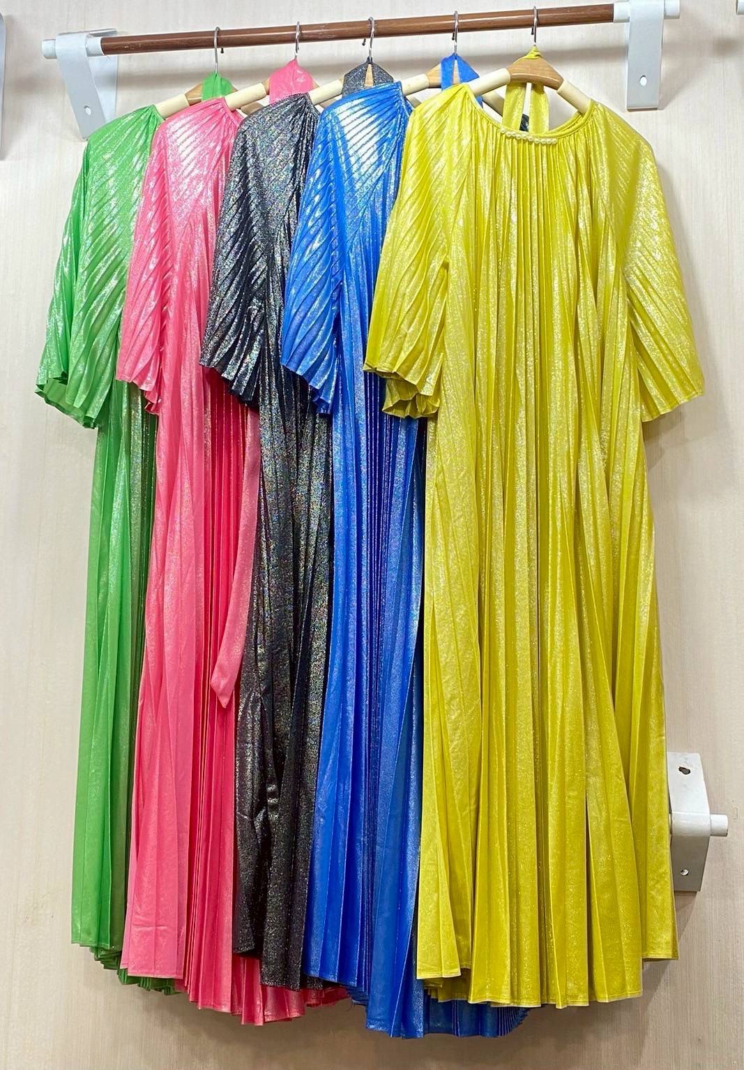 ชุดเดรสตัวยาว ทรงคอกลม แขน 4 ส่วน ใส่หลวมๆ สบายๆ แบบพริ้วๆ ความยาว 💘 กำลังดีงาม อัดพลีทเนื้อแน่น AA Premium ผ้าเมทาลิคเนื้อดี สีเหลือบทอง วิบวับ ใส่สบาย : สินค้าคุณภาพ (พร้อมส่ง)