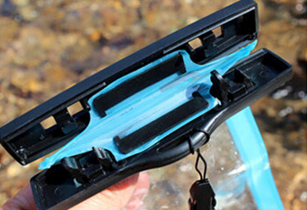 สุดคุ้ม ซองกันน้ำมือถือคุณภาพดี ป้องกันสิ่งสกปรก อยู่ในน้ำยังทัชสกรีน ถ่ายรูป หรือวิดีโอได้ชัดเจน ผลิตจาก PVC ใส ใส่มือถือได้ทุกขนาด มีสายห้อยคอ