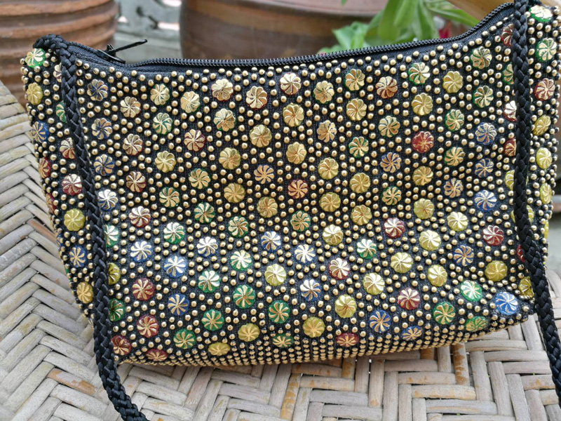 กระเป๋าสะพายแต่งหมุด น่ารักมาก (ของใหม่)