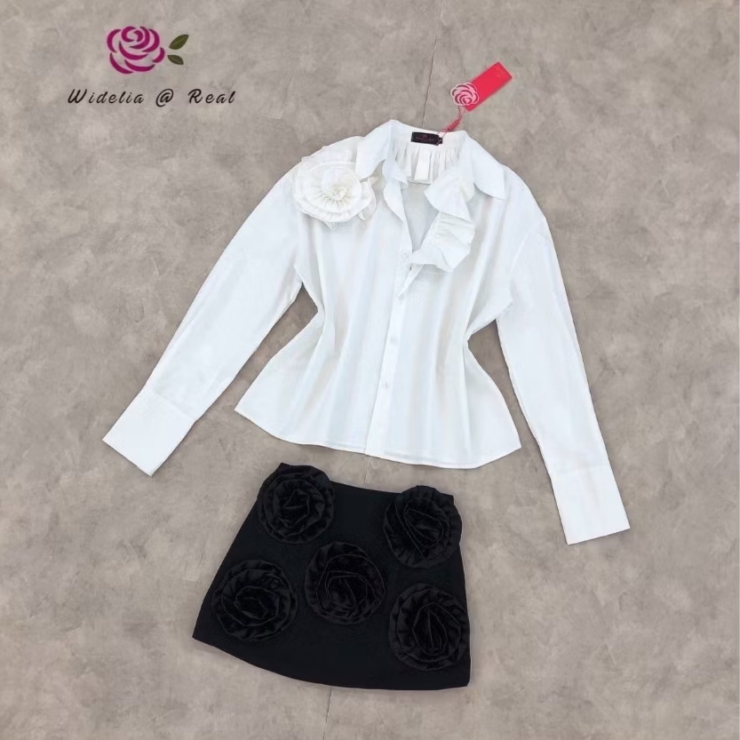 เซ็ทเสื้อเชิ๊ตแขนยาวตัวสวยสุดเฟียส แพทเทิ้ลสวยเป๊ะ มีดีเทลเก๋ด้วยการแต่งระบายช่วงคอและแต่งดอกไม้ด้านข้างเพิ่มความคูล มาเข้าชุดกับกระโปรงสั้นทรงสวย เพิ่มความเก๋ด้วยการแต่งดอกไม้ตรงกระโปรง ใส่สบาย : สินค้าคุณภาพ (พร้อมส่ง)